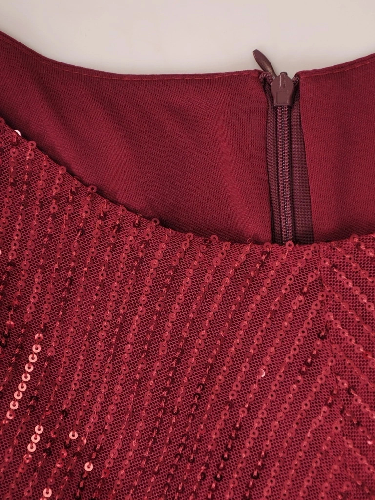 Elegancka bordowa sukienka midi z połyskującą górą – prosty krój z dekoracyjną szarfą 36693