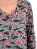 Wielobarwna bluzka plus size w zwierzęcy deseń na lato – trapezowy krój z dekoltem V, optycznie wysmuklający sylwetkę 39692