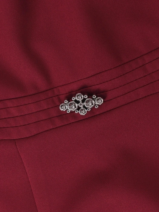 Bordowa prosta sukienka midi z dekoltem łódka – elegancka kreacja z broszką i rękawem 3/4 12968