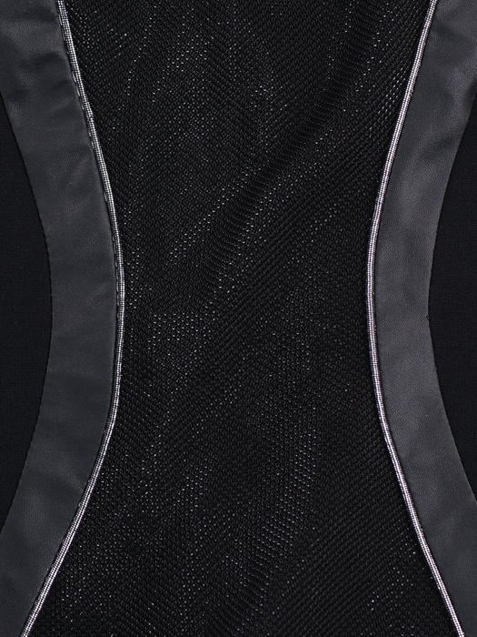 Nowoczesna, czarna sukienka bez rękawów 14163, kreacja z ozdobnymi wstawkami.
