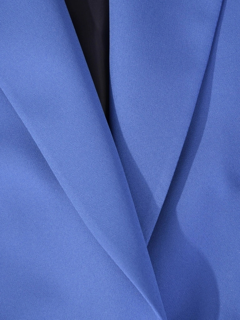 Chabrowy garnitur damski na wesele ze spodniami w kant – dopasowany fason wysmuklający nogi 33426