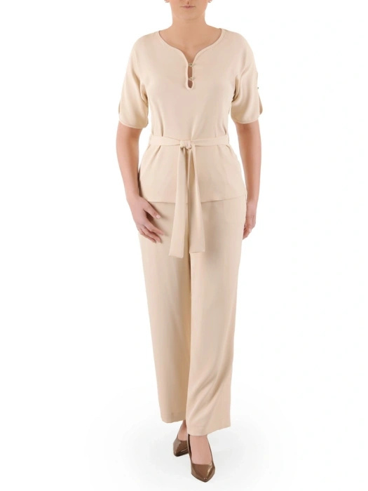 Elegancki komplet damski ze spodniami na wesele beżowy – prosta tunika z paskiem podkreślającym talię 39481