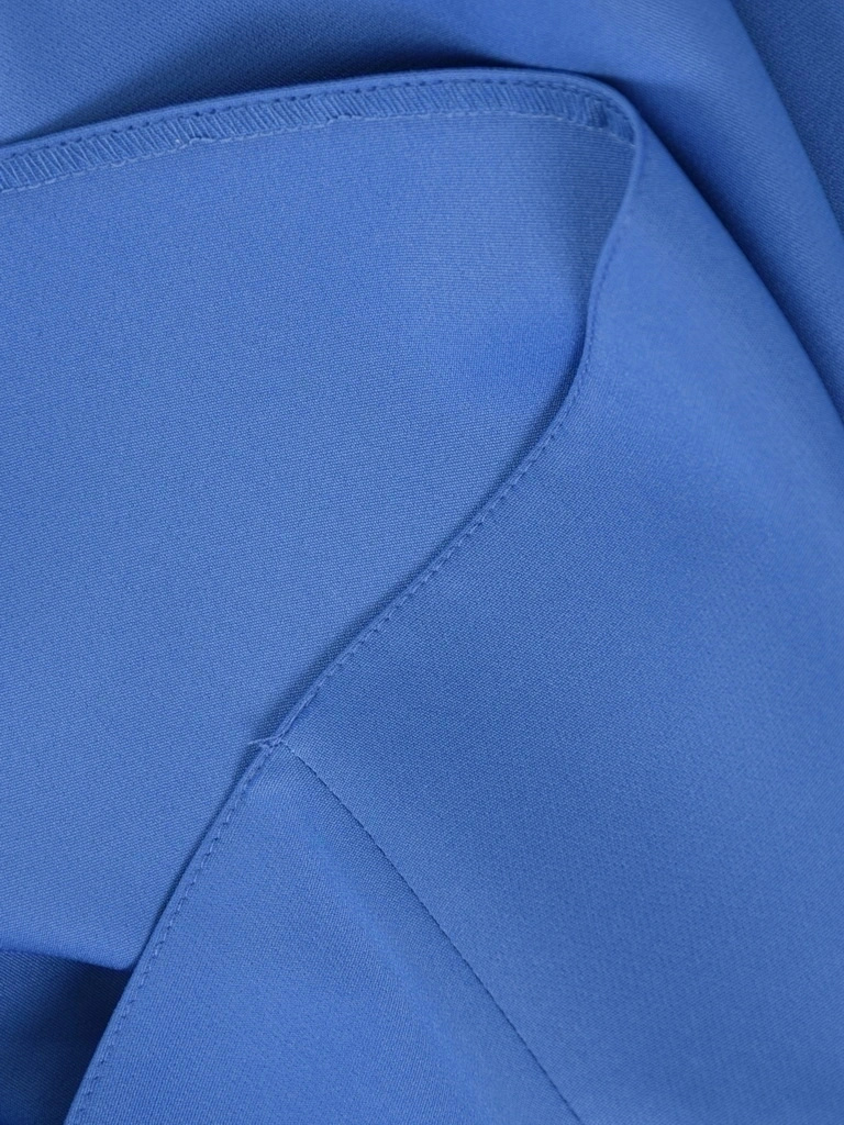 Elegancka niebieska sukienka trapezowa midi – fason swobodnie tuszujący biodra 42033