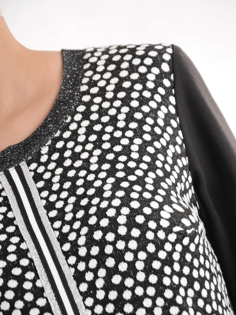 Czarna sukienka w grochy z rękawem 3/4 – prosty fason ze stylowymi mankietami 35533