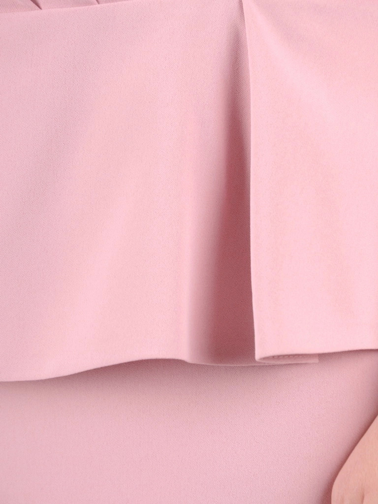 Wizytowa sukienka midi o prostym kroju w kolorze pudrowego różu – kobieca baskinka modelująca talię 35268
