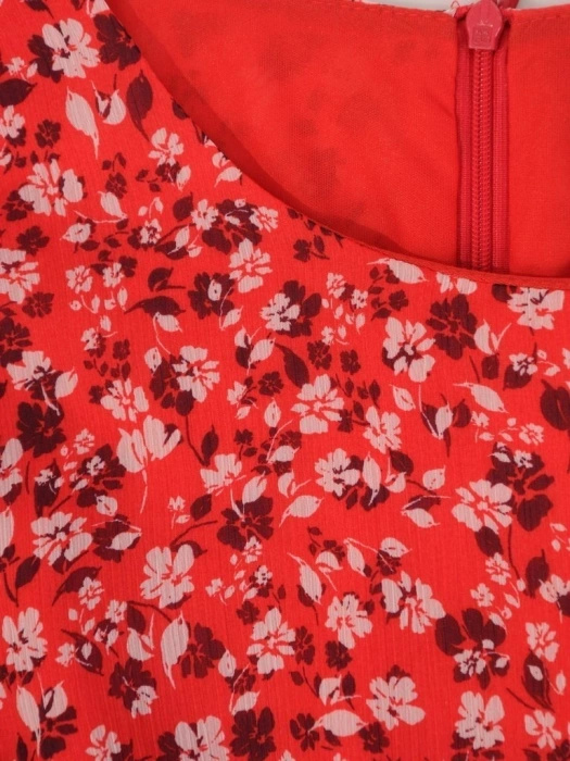 Elegancka sukienka trapezowa midi w czerwone kwiaty – tuszujący krój z rękawem 3/4 28929