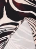 Wizytowa beżowa bluzka z długim rękawem w elegancki print – prosty krój z kobiecym dekoltem w łódkę 42100