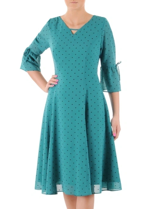 Elegancka zielona sukienka midi rozkloszowana w grochy – kobiecy krój z ozdobnym dekoltem 38293