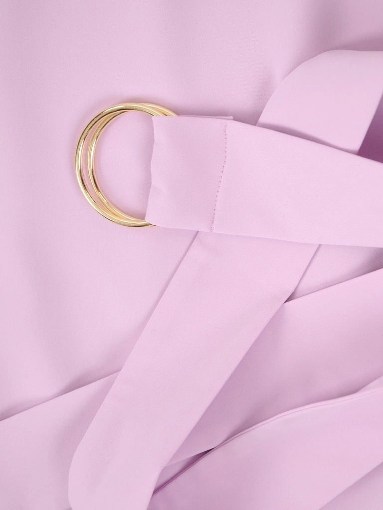 Elegancka fioletowa sukienka koktajlowa midi – dekolt w serek i ozdobny pasek modelujący figurę 36303