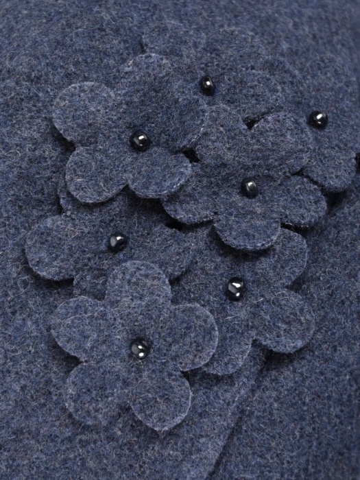 Elegancki kapelusz damski cloche jeansowy na zimę – ocieplany model z regulacją i kwiatem 42386