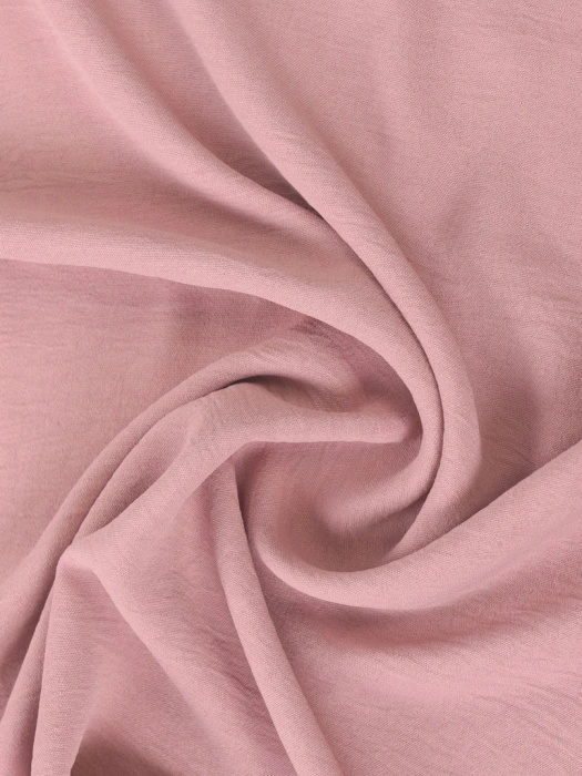 Różowy komplet damski ze spodniami na wesele – prosty fason z odpinanym kwiatem wysmuklający sylwetkę 40023