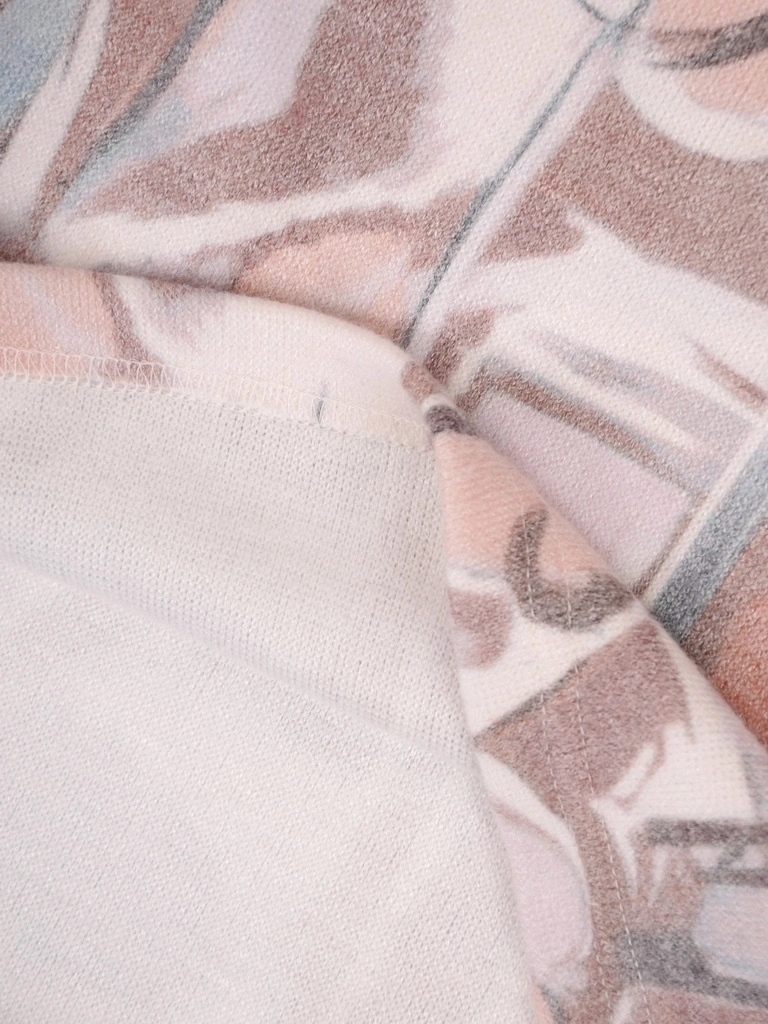 Ciepły sweter damski w serek o prostym kroju – stylowy wzór i wygoda na jesień 38948