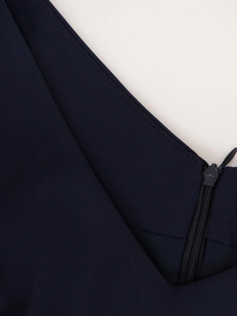 Elegancka granatowa garsonka damska na wesele – prosty fason z narzutką w kwiaty dodający lekkości 19880