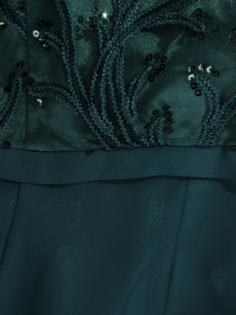 Elegancka sukienka rozkloszowana w odcieniu butelkowej zieleni – kobiecy fason modelujący sylwetkę 22691