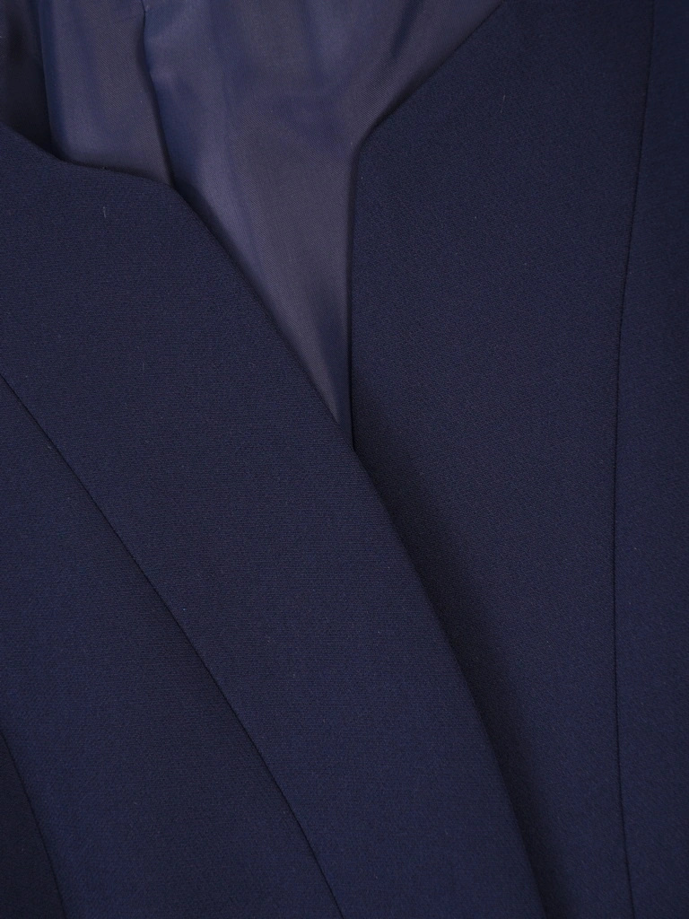 Granatowa garsonka damska na wesele o prostym fasonie – elegancko modelujący sylwetkę zestaw z połyskiem 41868