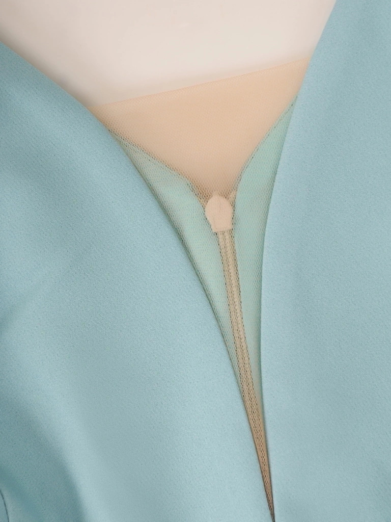 Elegancka sukienka rozkloszowana na wesele zielona midi – fason tuszujący biodra z dekoltem w serek 38498