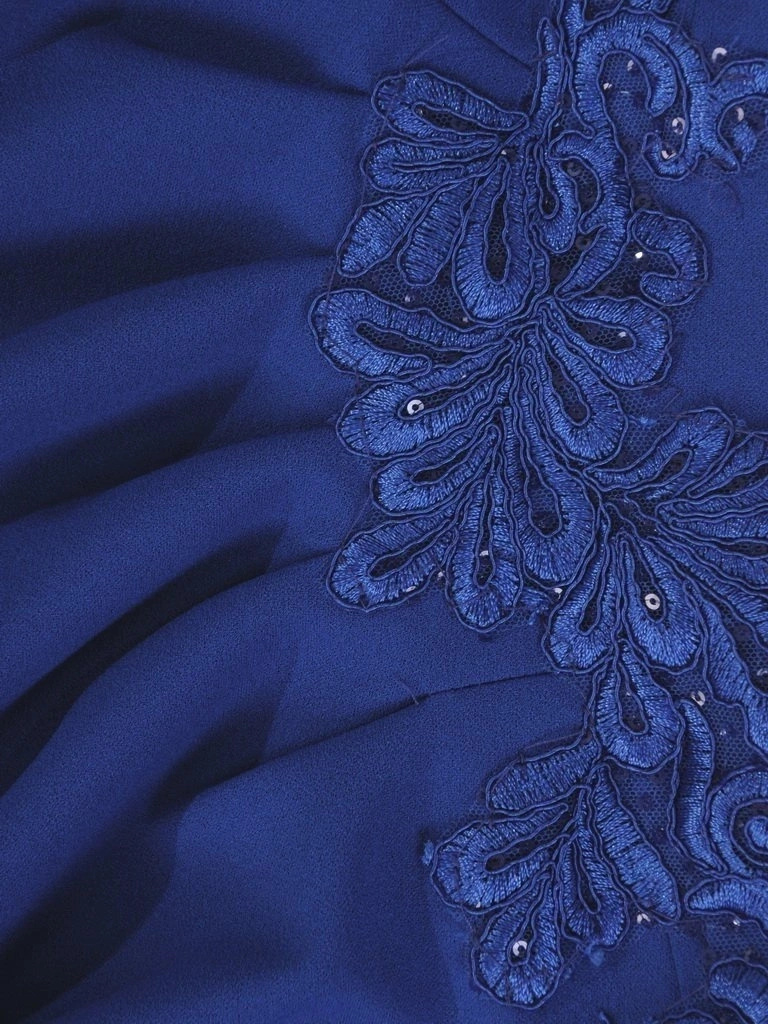 Elegancka sukienka wizytowa chabrowa o prostym kroju – kobieca koronka i wyszczuplające przeszycia 28088