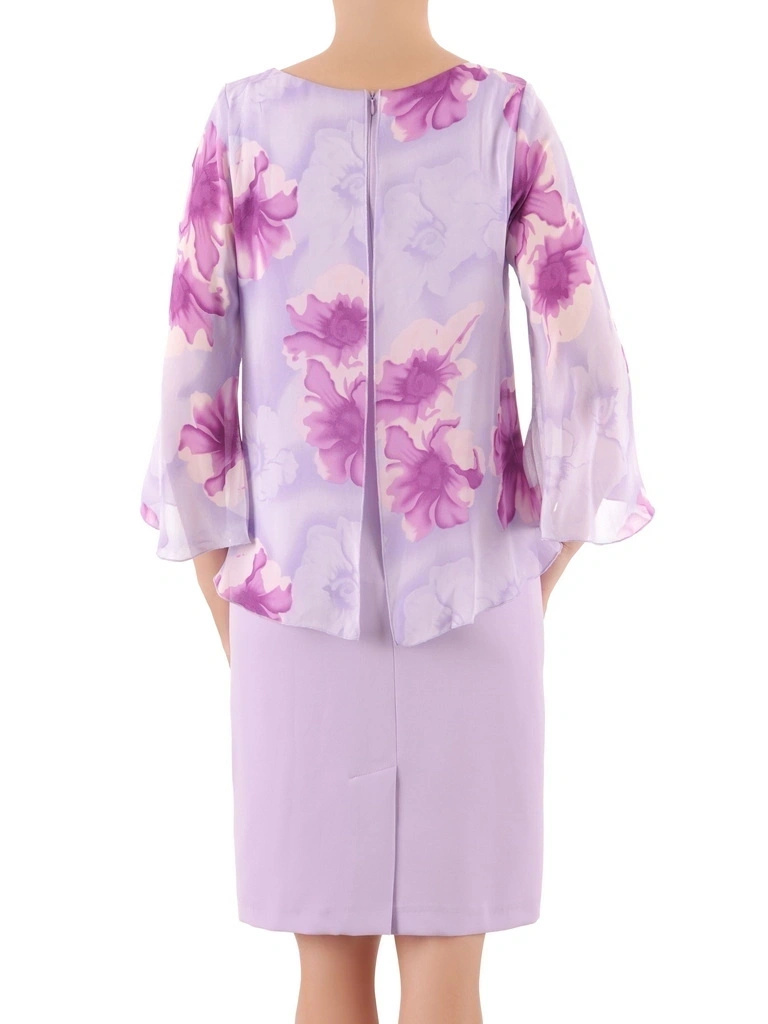 Elegancka liliowa sukienka wizytowa w kwiaty – prosty fason z wysmuklającymi zaszewkami 37974