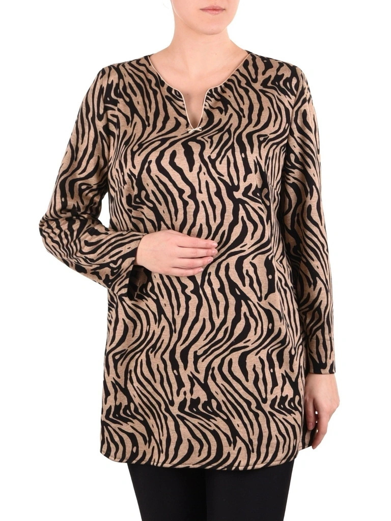 Stylowa bluzka plus size w zebrę beżowo-czarną z dekoltem V – prosty fason z ozdobnymi wycięciami na rękawach 41077