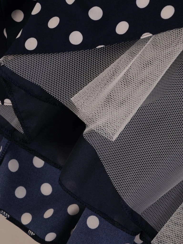 Elegancka sukienka rozkloszowana na wesele w grochy – wysmuklające zaszewki i tiulowa falbanka 26019