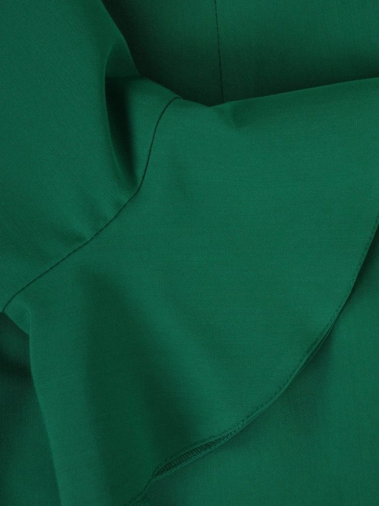 Elegancka zielona sukienka jesienna o prostym kroju – wyszczuplające zaszewki i falbany na rękawach 15310