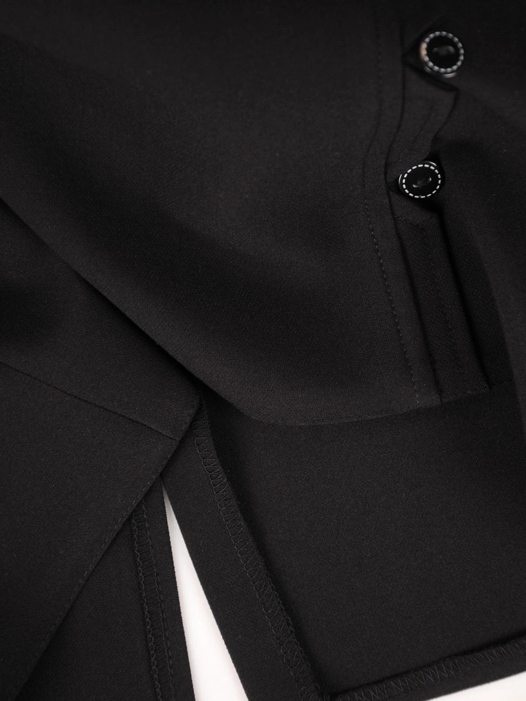 Elegancka czarna spódnica do kolan o prostym kroju – ozdobne guziki wysmuklające sylwetkę 39219