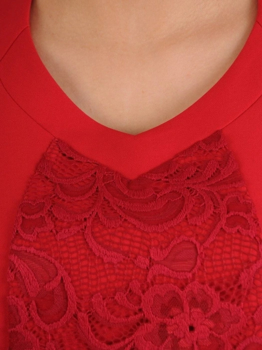 Elegancka czerwona sukienka prosta z dekoltem serek – wyszczuplające wstawki z kwiatowej koronki 19651