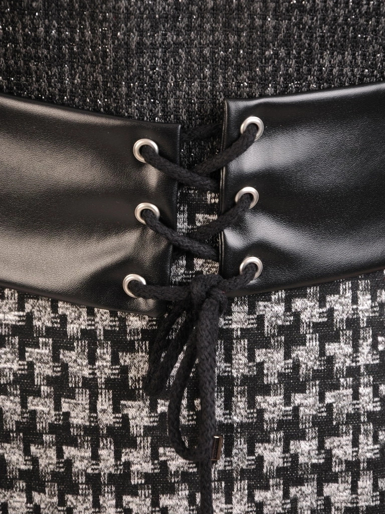 Prosta sukienka biurowa w pepitkę z rękawem 3/4 – wysmuklający fason z ozdobnym akcentem w talii 31626