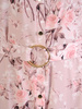 Elegancka sukienka w kwiatowy wzór, rozpinana kreacja z ozdobnym paskiem 29271