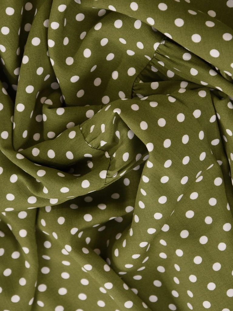Wiskozowa sukienka rozkloszowana w grochy khaki – fason podkreślający talię i kobiece kształty 41410