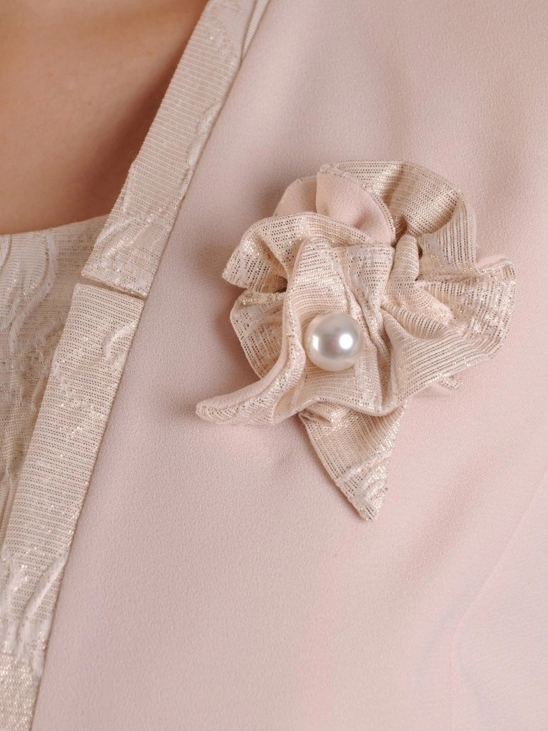 Elegancka garsonka damska na wesele w żakardowe kwiaty – prosty krój z broszką i złotą nitką 25060