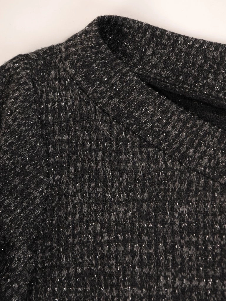 Elegancka czarna sukienka rozkloszowana do pracy – wysmuklający fason z falbaną 27972