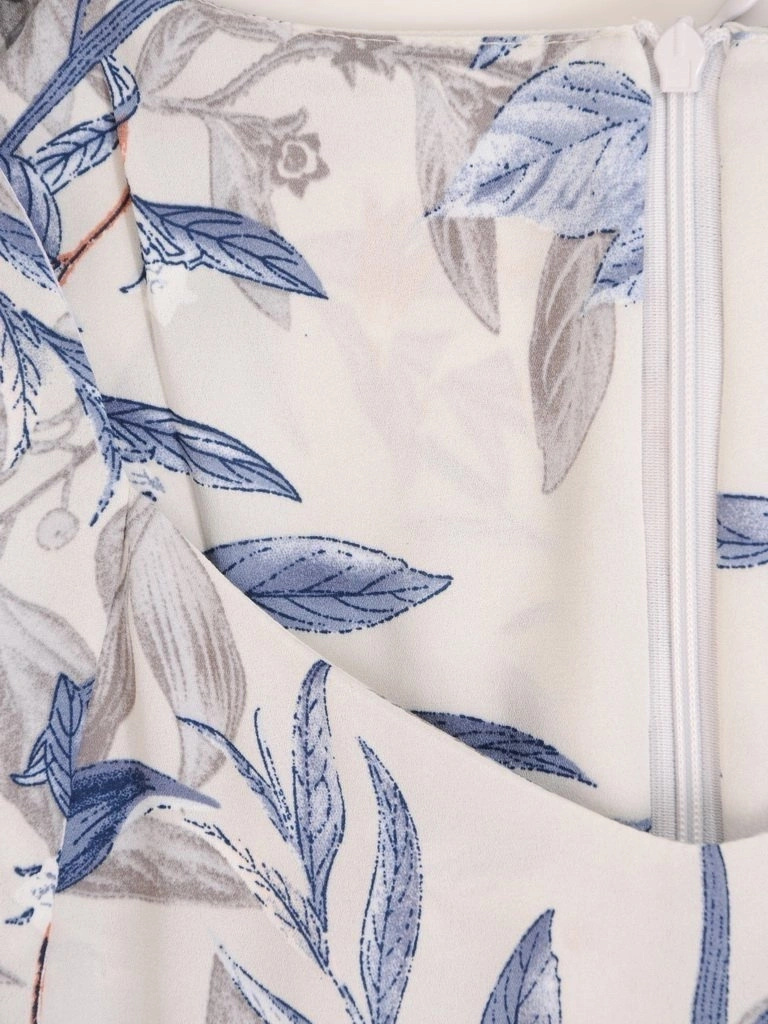 Niebieska sukienka letnia w liście rozkloszowana – lekki fason pięknie dopełniający kobiecą sylwetkę 29161