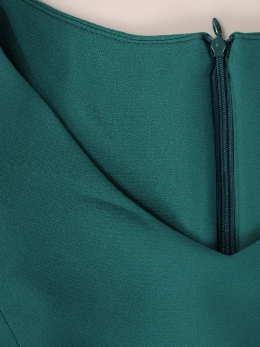 Butelkowozielona sukienka koktajlowa midi – prosty krój z falbaną optycznie wysmuklający sylwetkę 30336