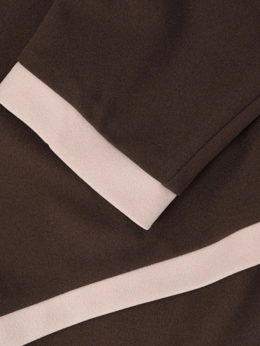 Stylowa brązowo-beżowa sukienka midi o prostym fasonie – wyszczuplające wstawki i elegancki dekolt łódka 40635