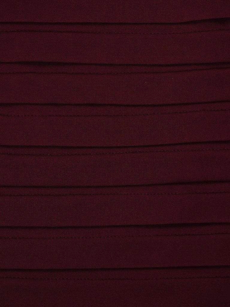 Elegancka śliwkowa sukienka koktajlowa midi – prosty fason z lekką narzutką wysmuklającą sylwetkę 14535
