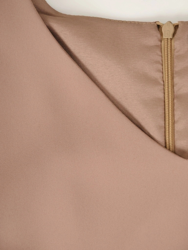 Elegancka beżowa sukienka midi z paskiem – prosty fason z dekoltem serek i bufiastym rękawem 38983