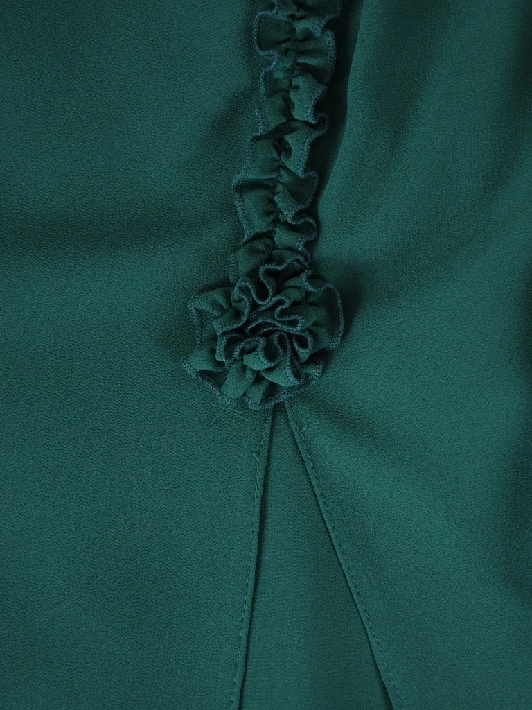 Elegancka sukienka rozkloszowana midi w tonacji butelkowej zieleni – zwiewna narzutka i ozdobne rozcięcia 39786