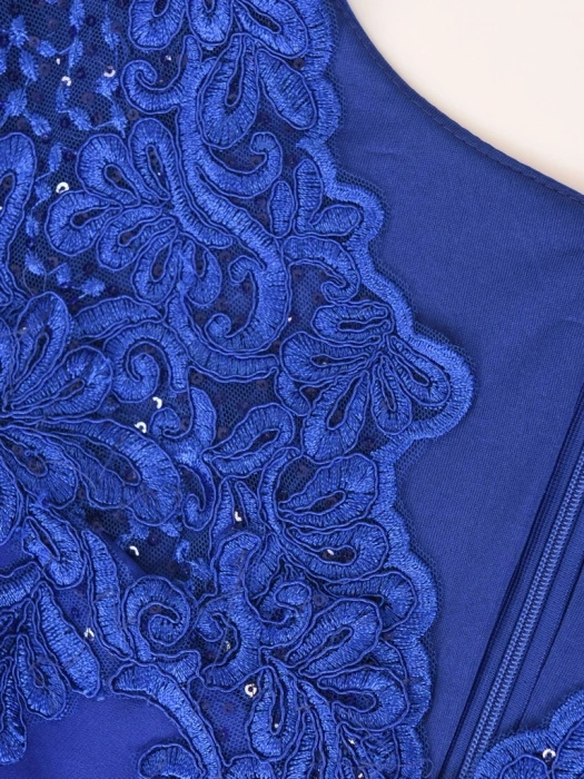 Elegancka sukienka wieczorowa z koronką chabrowa – prosty fason z wyszczuplającymi zaszewkami 25175