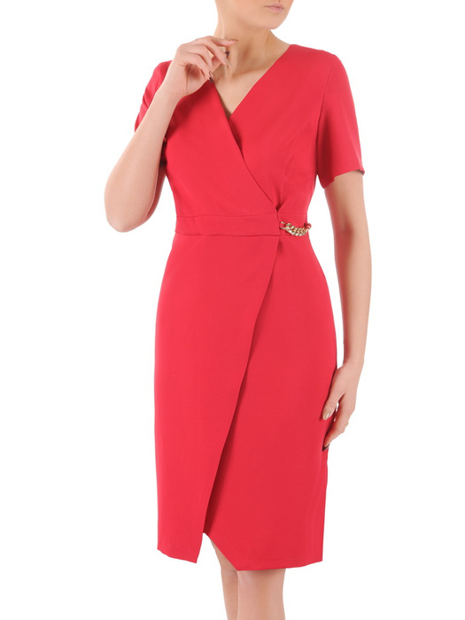 Elegancka czerwona sukienka z ozdobnym łańcuszkiem w pasie 33253