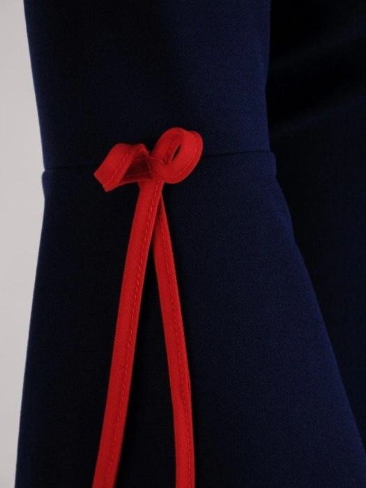 Elegancka granatowa sukienka do pracy – prosty krój z wysmuklającymi zaszewkami i ozdobnymi troczkami 18590