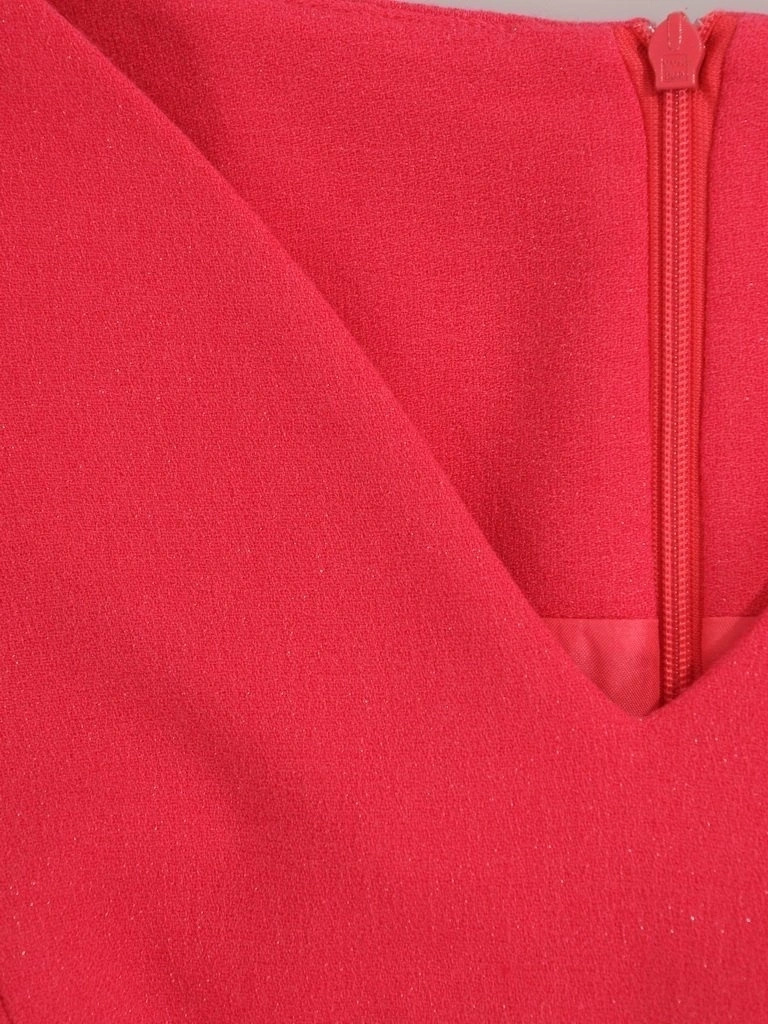 Elegancka amarantowa sukienka midi rozkloszowana z paskiem – wyszczuplające przeszycia i kieszenie 24004