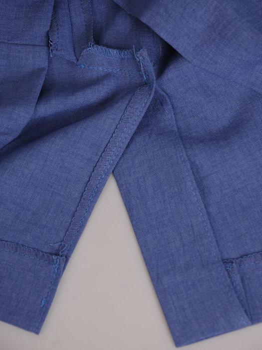 Kopertowa sukienka z lnianej tkaniny 16569, niebieska kreacja z paskiem.
