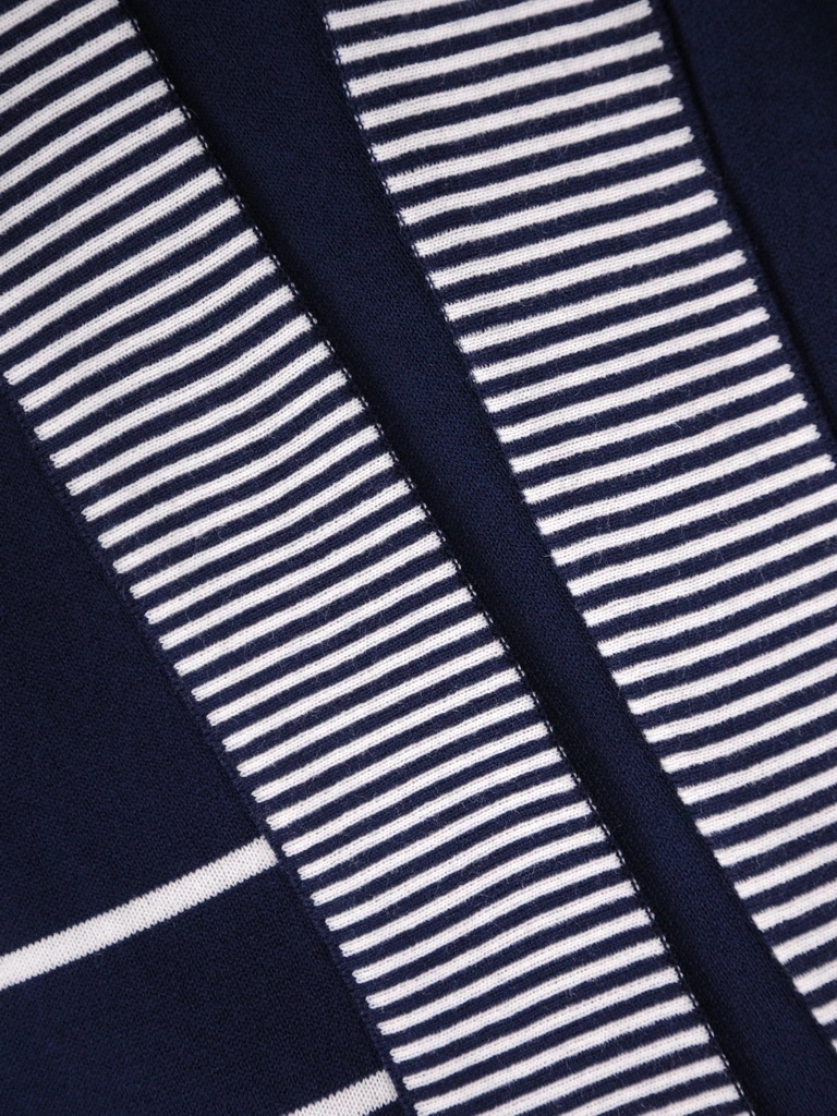 Granatowy sweter damski w paski o prostym kroju – praktyczny model 2w1 tuszujący biodra 38676