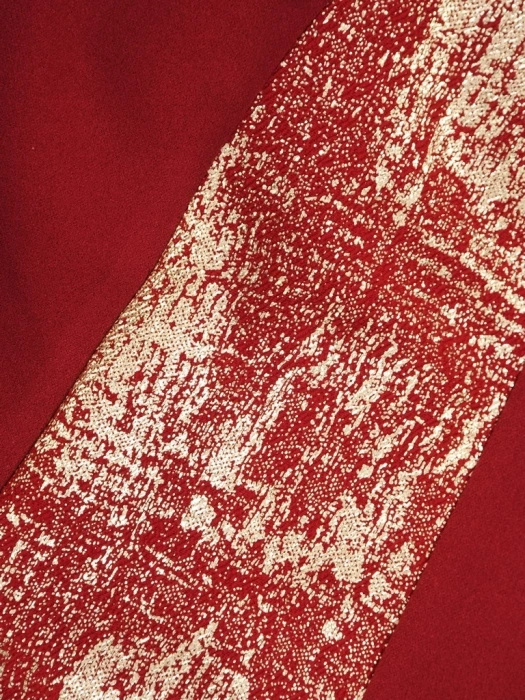 Elegancka bordowa sukienka koktajlowa ze złotymi wstawkami – prosty fason z rękawem 3/4 31405
