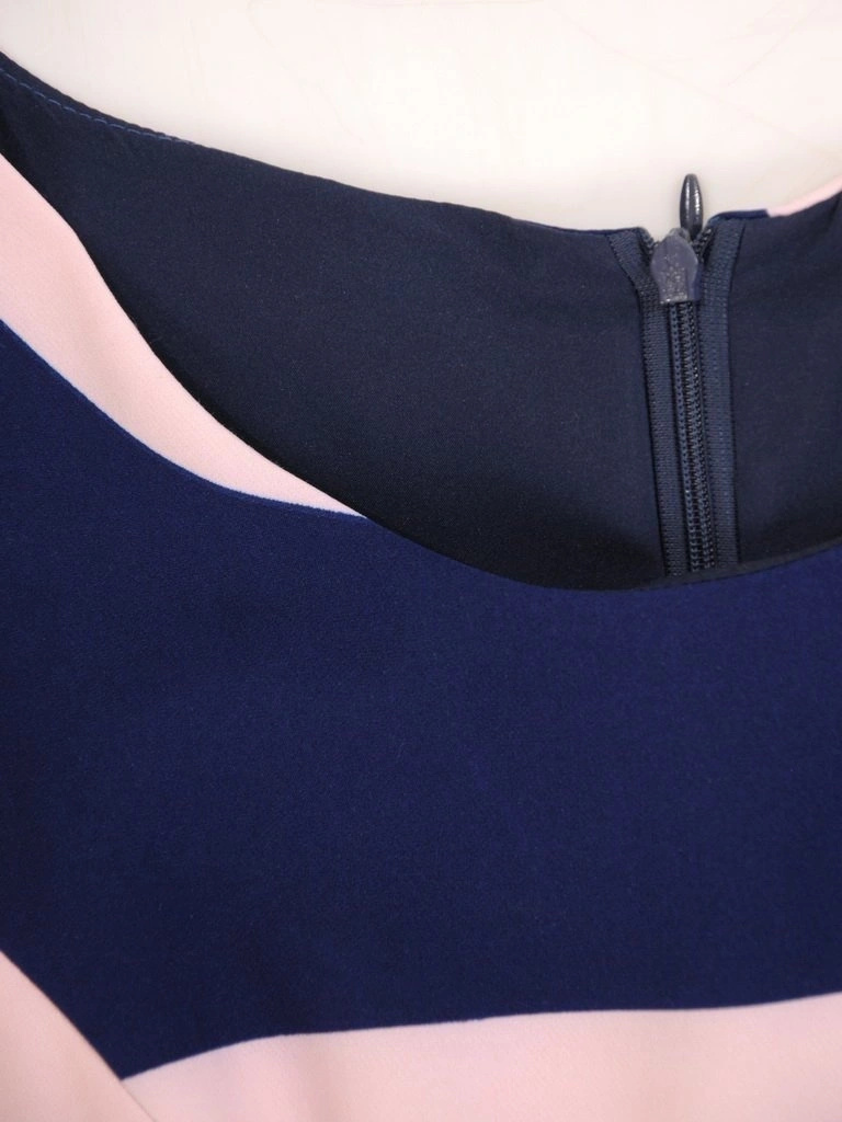 Elegancka granatowa sukienka rozkloszowana z pudrowym wzorem – stylowy fason midi z kontrafałdami 29802