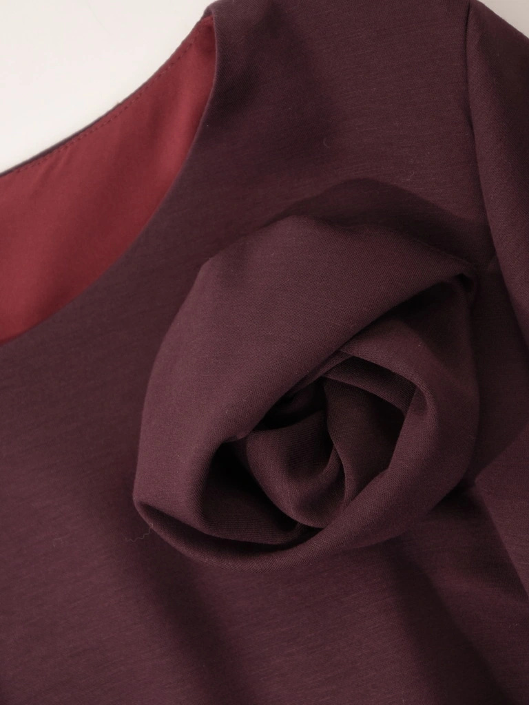 Fioletowa sukienka tuba z bufiastym rękawem – elegancki fason midi z odpinanym kwiatem 40958