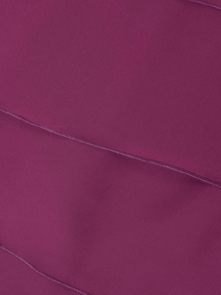 Elegancka fioletowa sukienka wizytowa trapezowa midi – warstwowy przód i ozdobne rękawki 30467