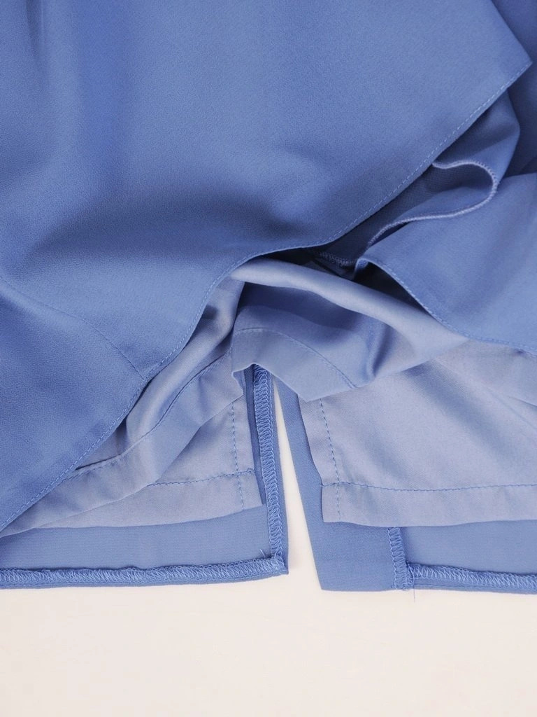 Niebieska sukienka koktajlowa o prostym kroju – elegancka falbana wysmuklająca sylwetkę 30035