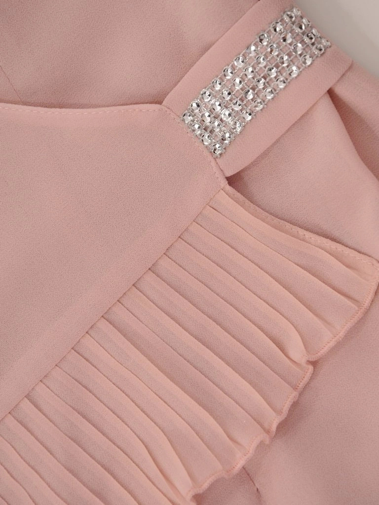 Elegancka sukienka koktajlowa pudrowy róż – prosty fason midi z rozszerzanymi rękawami 26361